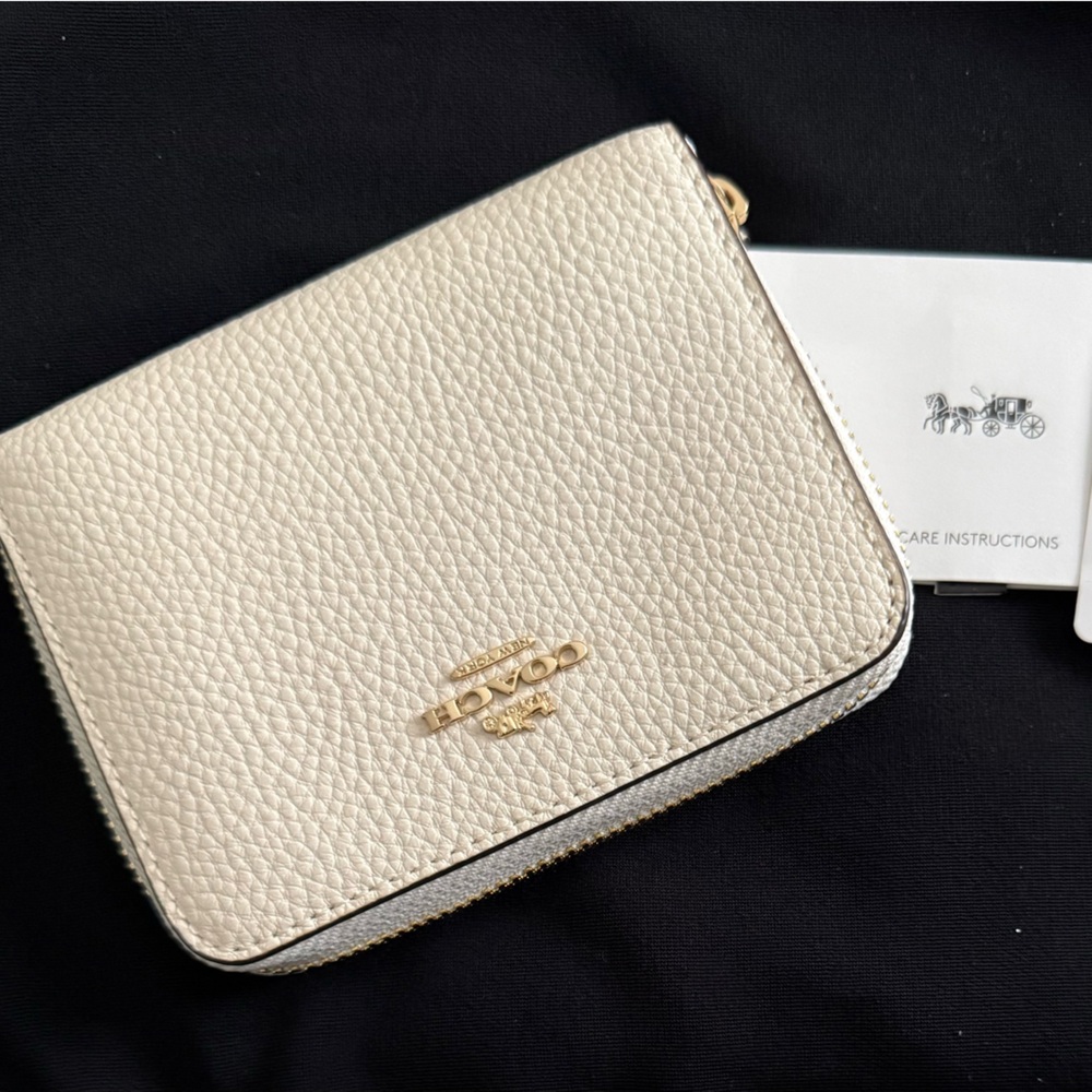 Coach Cream Wallet Elegant Design